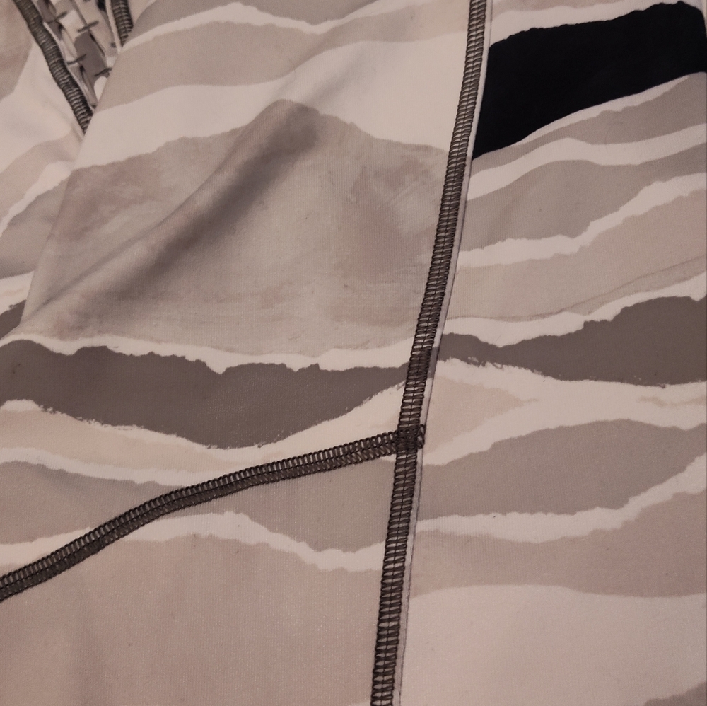Lululemon Athletica Capri Leggings (NO SIZE TAG, SEE MEASUREMENTS) - Picture 2 of 12